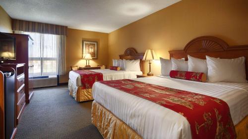 多佛尔贝斯特韦斯特银河酒店的酒店客房设有两张床和电视。