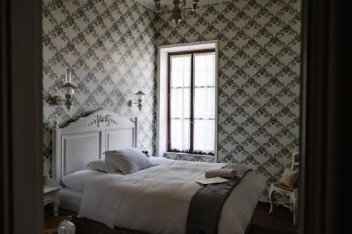文艺复兴精品酒店客房内的一张或多张床位