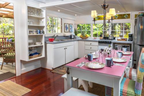 沃尔卡诺Volcano Village Estates的一间厨房,在房间内配有粉红色的桌子