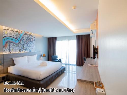 彭世洛Fortune D Hotel Phitsanulok的酒店客房设有床和窗户。