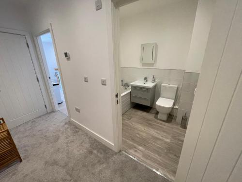 惠特比10 Argyle Court的浴室配有白色卫生间和盥洗盆。