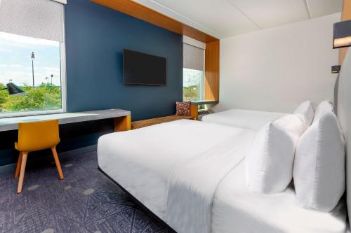 杰克逊维尔机场雅乐轩酒店客房内的一张或多张床位