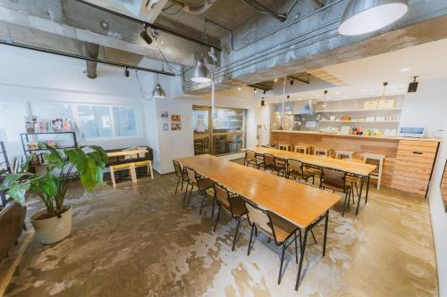 札幌札幌青年旅舍的用餐室配有木桌和椅子