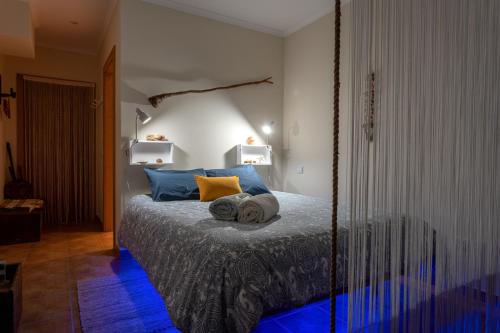 奥德赛克斯Sunset Room - Hiking & Beach的一间卧室配有蓝色和黄色枕头的床