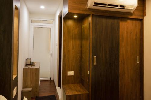 马杜赖Hotel Ramtel inn的客房设有带吊扇的木制衣柜。