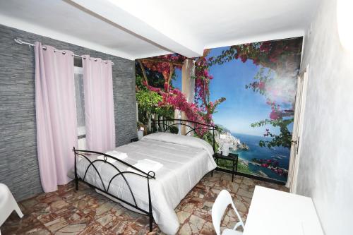 热那亚Le case di Elisa 4的卧室配有一张床,墙上挂有绘画作品