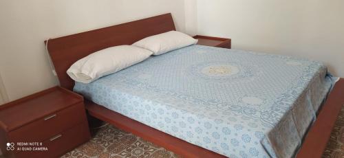 比耶拉Appartamento Olimpo: Biella的一间卧室配有一张带蓝色棉被的床