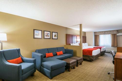 GrayslakeComfort Suites Grayslake near Libertyville North的酒店客房设有一张沙发和一张床