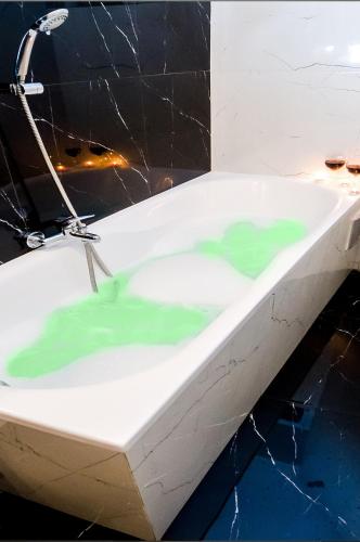 克拉科夫Cracovia Wawel Apartments的绿色绿色的浴缸