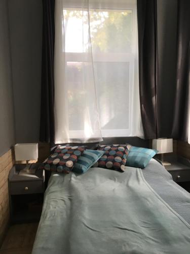 希欧福克Régimódi Apartman的窗前床带两个枕头
