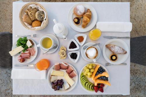 特伦托史波堤泰伦酒店的餐桌,早餐盘和饮料