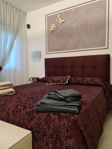 费拉拉Memories B&B的一间卧室配有一张红色床罩的床
