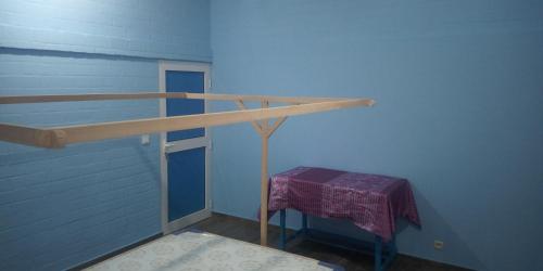洛美Maison Charlotte Forever Chambre d'hôtes chez un couple belgo togolais的蓝色的客房设有木轨和桌子