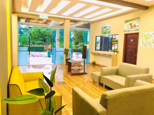 珍南海滩Sri Embun Resort Langkawi的带沙发、椅子和电视的客厅