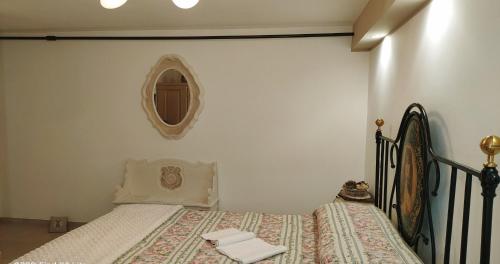 奥温多利Mírame Casa Vacanza的卧室配有一张床,墙上设有镜子