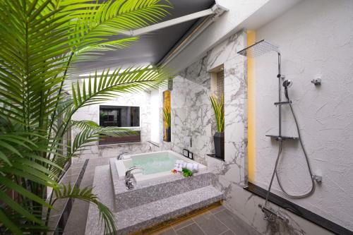 土浦市HOTEL Dior7つくば的带浴缸和盥洗盆的浴室