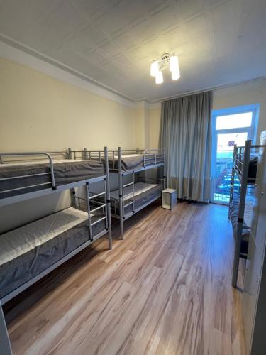 考纳斯Mr Jo’s hostel的宿舍间设有双层床和大窗户。