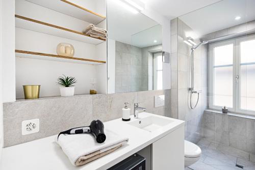 库尔EH Apartments Neptun的白色的浴室设有水槽和卫生间。