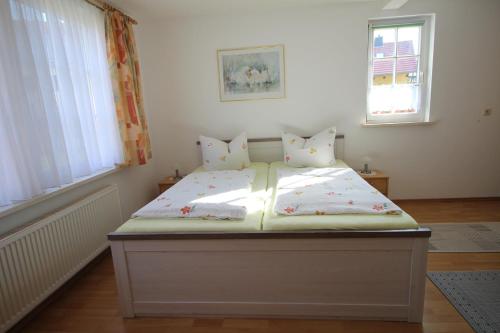 施尔奇Haus Bodesprung的小卧室配有带白色床单和枕头的床