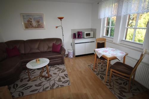 施尔奇Haus Bodesprung的客厅配有沙发和桌子