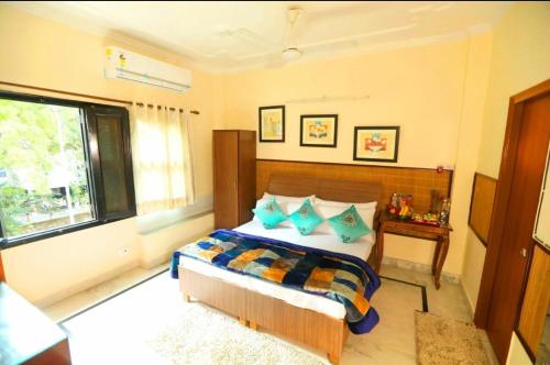 大诺伊达Bhambri Expo House的一间卧室设有一张床和一个窗口