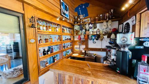 科伊艾科Cinco Ríos Lodge的一间酒吧,在房间里设有柜台
