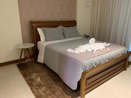 佩德拉阿祖尔Pousada Aromas da Pedra的一间卧室配有带毛巾的床