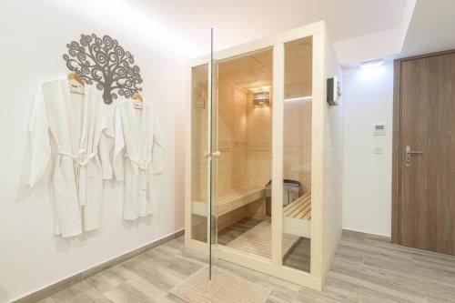 蒂锡利维蒂锡利维海滩拉肯诗酒店的步入式淋浴间,设有玻璃门