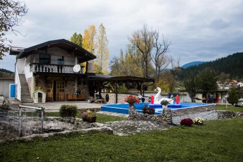 维舍格勒Božanstvena Drina的庭院中带游泳池的房子