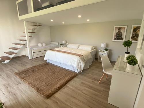 ArafoArafo Sunset Villa的一间卧室设有一张床和一个螺旋楼梯