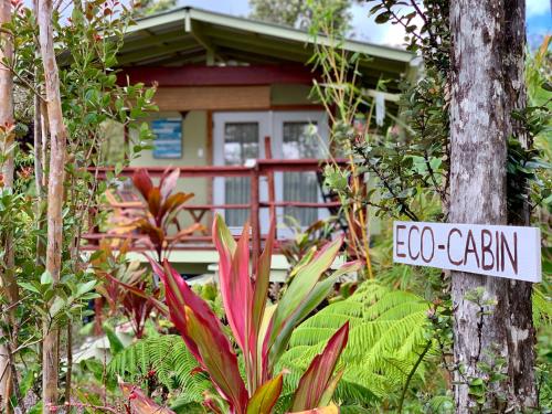 沃尔卡诺Volcano Eco Cabin & Eco Lodge的房屋前的自我花园标志