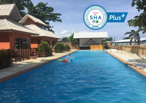 高兰Lanta Cottage - SHA Plus的shka度假村的游泳池