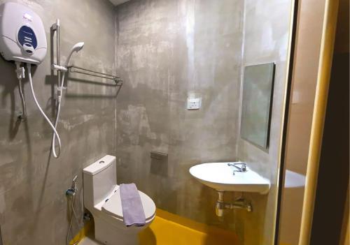 雪邦Hotel EC KIP Sentral KLIA 1 - KLIA 2的一间带卫生间和水槽的浴室