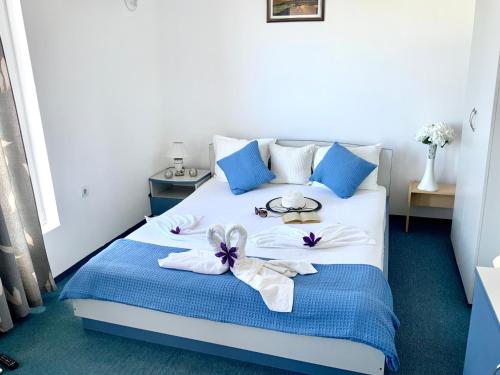 内塞伯尔Guest House Briz的一间卧室配有蓝色和白色家具