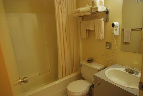 耶洛奈夫探索旅馆 的浴室配有卫生间、淋浴和盥洗盆。
