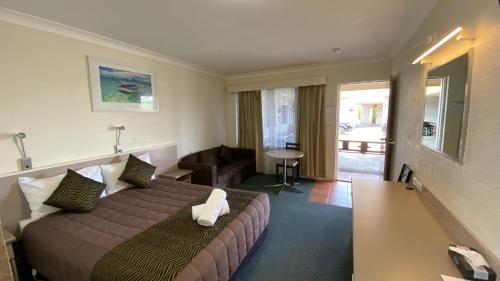 因弗雷尔蓝宝石城市汽车旅馆的酒店客房设有床和客厅。