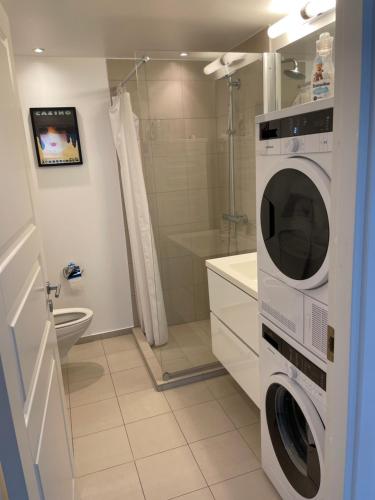 哥本哈根CITY LUX APARTMENT, 2 FULL BATHROOMs, 3v的浴室配有洗衣机和烘干机。