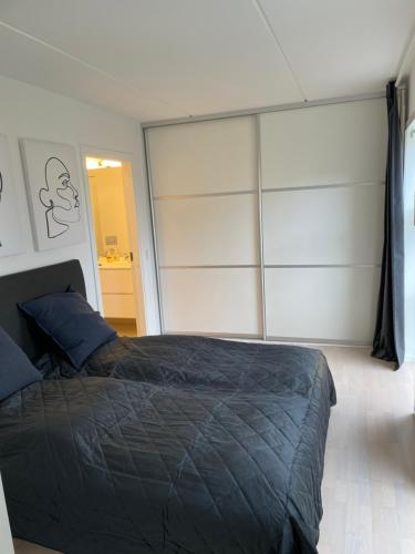 哥本哈根CITY LUX APARTMENT, 2 FULL BATHROOMs, 3v的一间卧室设有床和滑动玻璃门