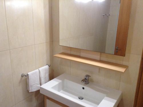 蓬塔德尔加达Ramalho Apartments T3 Cidade Ponta Delgada的浴室设有白色水槽和镜子