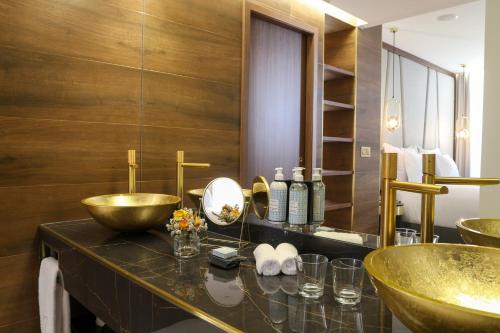 里斯本São Vicente Alfama Hotel by TRIUS Hotels的浴室设有2个水槽和2个碗在柜台上