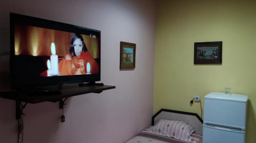特罗扬Стаи за гости ОРЕХА Троян Private rooms Oreha的挂在卧室墙上的电视