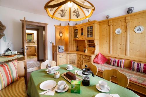 蒂罗尔-基希贝格Haus Seinader by Alpine Host Helpers的厨房配有桌子和蛋糕