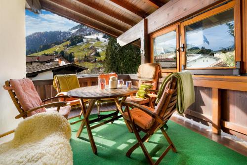 蒂罗尔-基希贝格Haus Seinader by Alpine Host Helpers的美景阳台配有桌椅