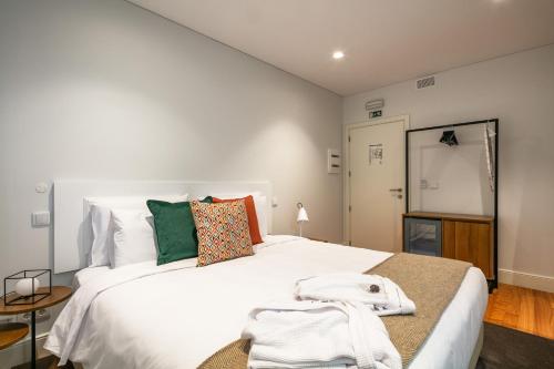波尔图Porto River Infante的卧室配有一张白色的大床和一张桌子