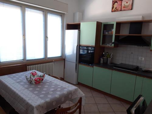 马尔切西内Casa Marilla的厨房配有带白色桌布的桌子