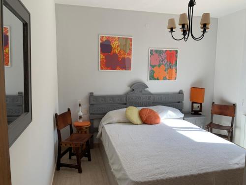 科尔百托Casa acogedora al pie de Montserrat的一间卧室配有两张床和吊灯。