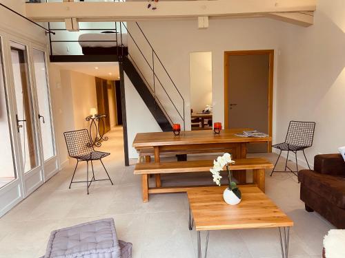 夏蒙尼-勃朗峰Chalet Pleine Vue & Spa的客厅配有木桌和椅子