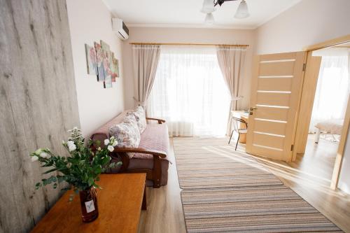 赫梅利尼茨基Tamerlan的客厅配有沙发和桌子