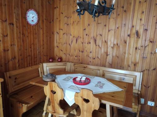 莫尔杰克斯Verriasoleil的小木屋内的木房,配有桌子