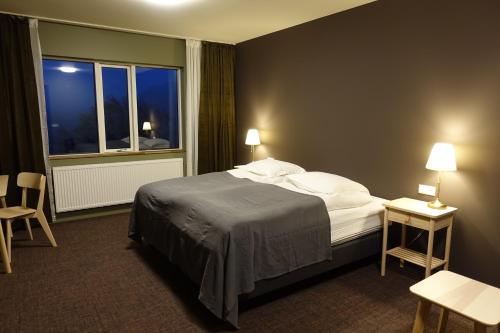 博尔加内斯Basalt Hotel的酒店客房设有床和窗户。